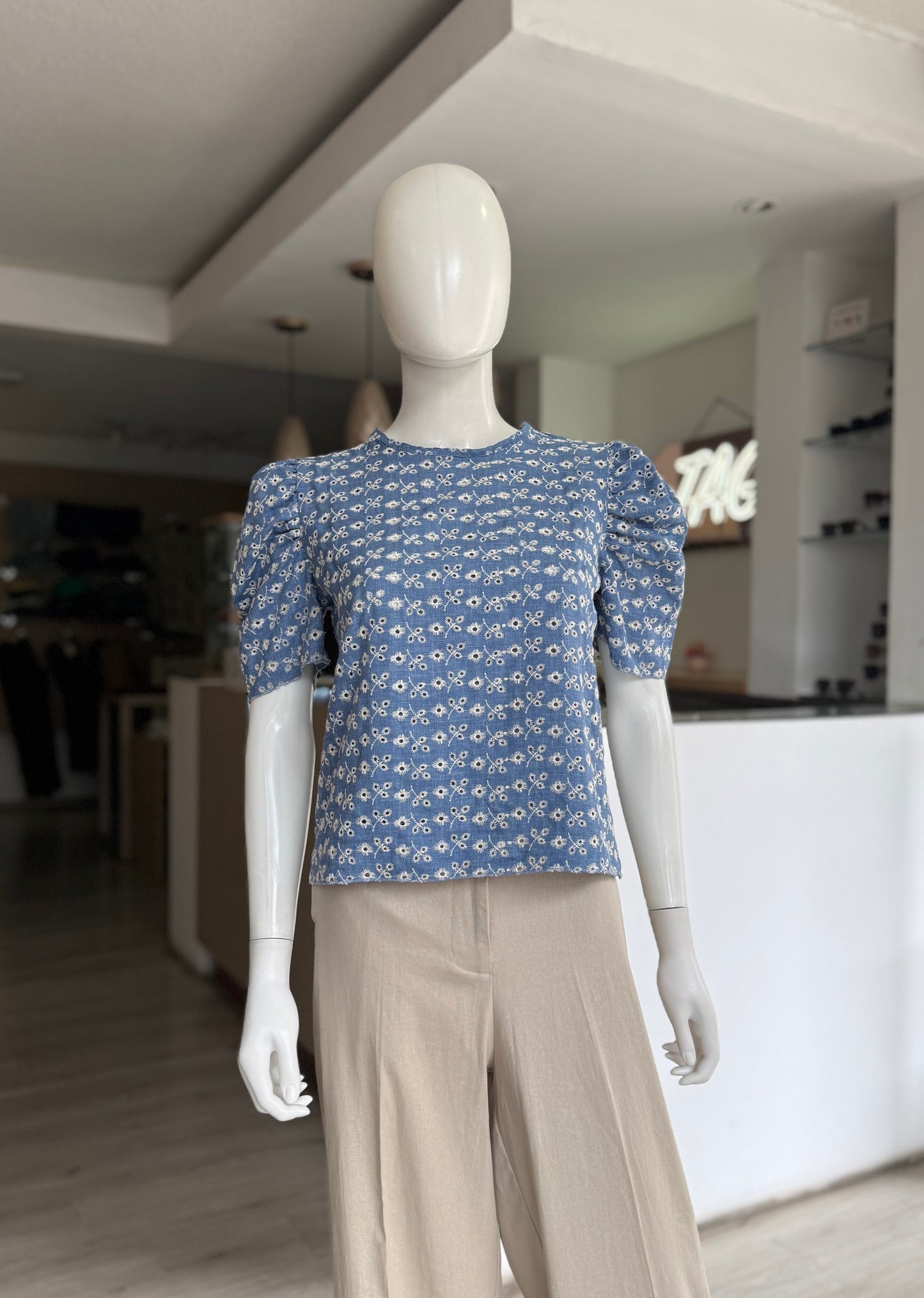 Blusa Azul Bordada