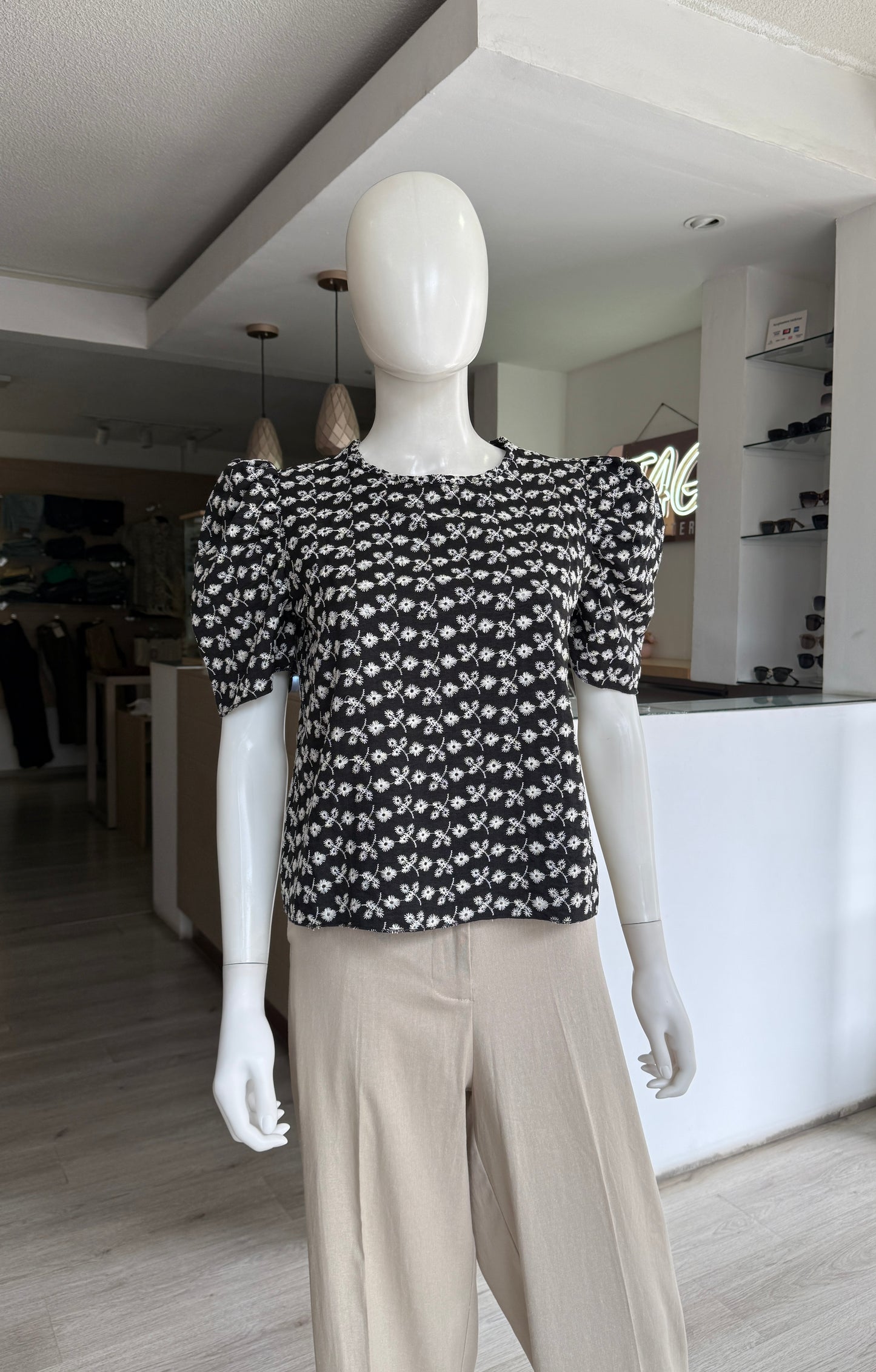 Blusa Negra Bordada